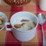 Zuppa di pane e latte - Il latte � ancora oggi uno degli alimenti pi� amati e consumati dai bambini a colazione (ma anche a cena). Ma se ora a essere inzuppati nella tazza ci sono merendine e biscotti, un tempo a fare compagnia al latte c�era il pane raffermo, ovvero quello avanzato e un po� indurito che ritrovava nuova vita una volta immerso nella bevanda bollente